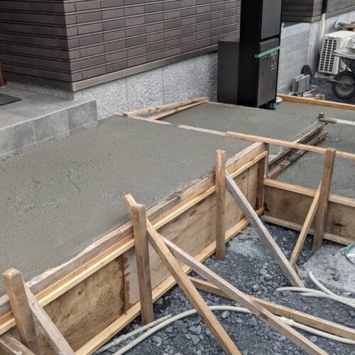 タイル下地コンクリートの打設です。