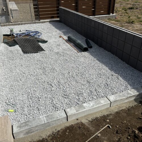 地先ブロック敷設と6号砕石の敷きならしです。