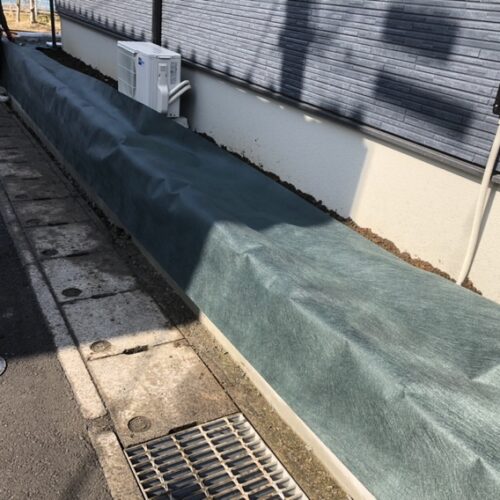 防草シート敷き作業となります。次は６号砕石への敷き込みとなります。