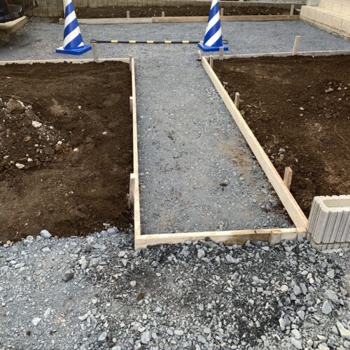 インターロッキング下地コンクリートの型枠設置です。