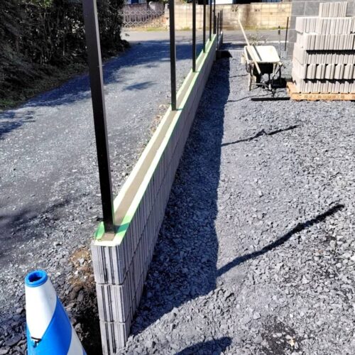 フェンス支柱建て、天端仕上げです。