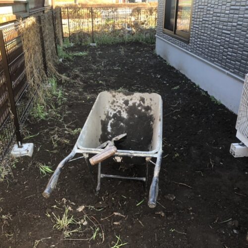 建物廻りのスキトリ作業となります。