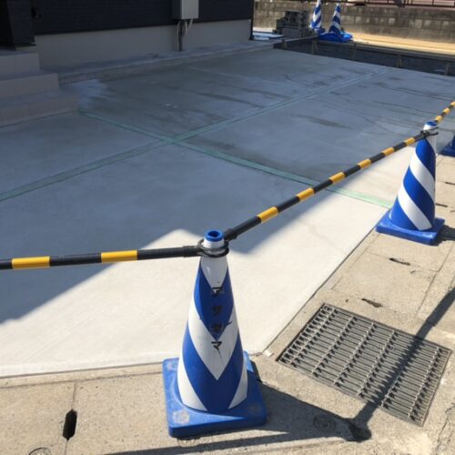 駐車場の土間コンクリートの養生中となります。