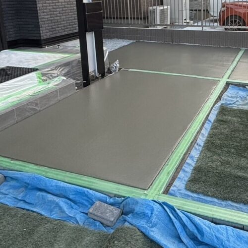 土間コンクリート「金鏝仕上げ」の施工中の写真となります。