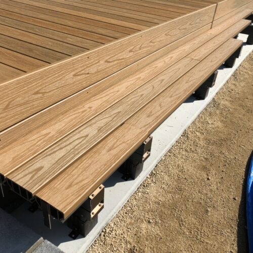 タカショーのウッドデッキの段床の設置作業となります。