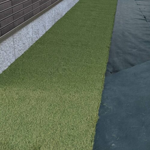 人工芝張りです。