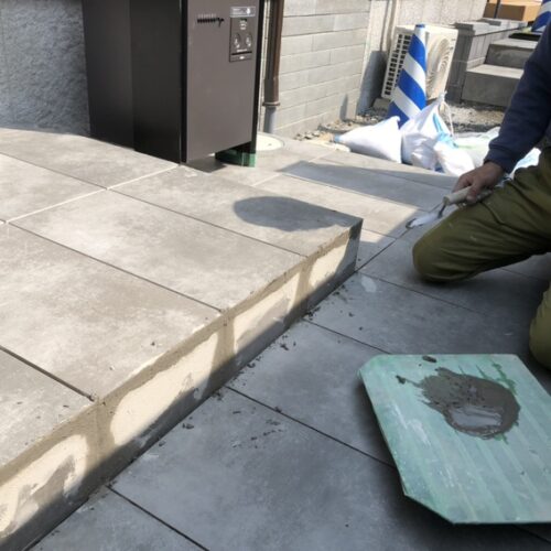 アプローチタイルへの目地入れ作業となります。