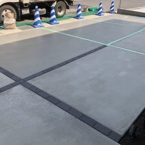 駐車場の土間コンクリートの養生となります。