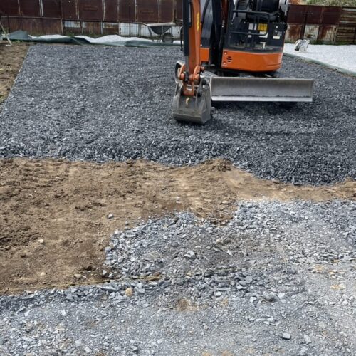 人工芝下地の砕石入れです。 人工芝下地の砕石入れです。