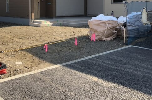 本日は工事着工前のご近隣へのご挨拶にお伺い致しました。お待たせ致しました外構工事着工となります。