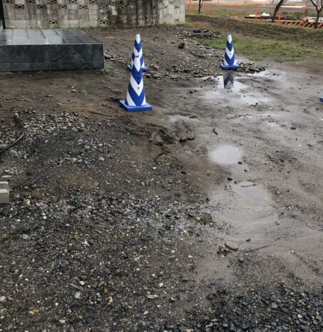 本日は工事着工前のご近隣へのご挨拶にお伺いさせて頂きました。お待たせ致しました外構工事着工となります。