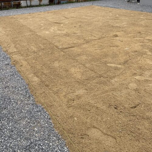 山砂の敷き均しです。 山砂の敷き均しです。