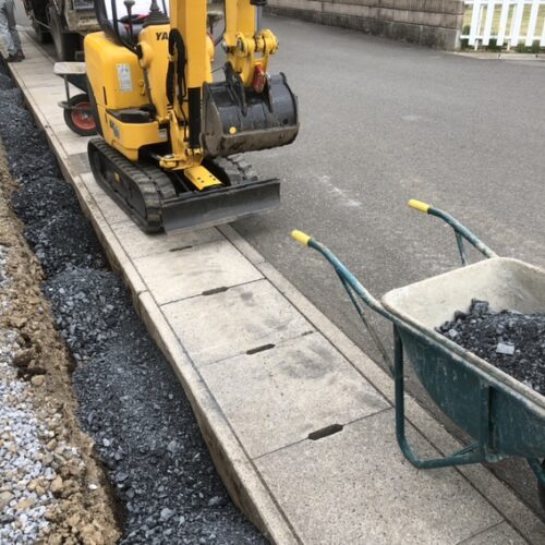 縁石下地への砕石入れ作業となります。