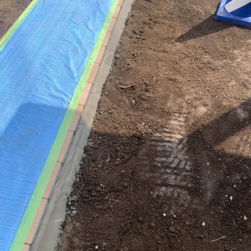 インターロッキングモルタル押さえです。インターロッキングがずれないようにする作業です。