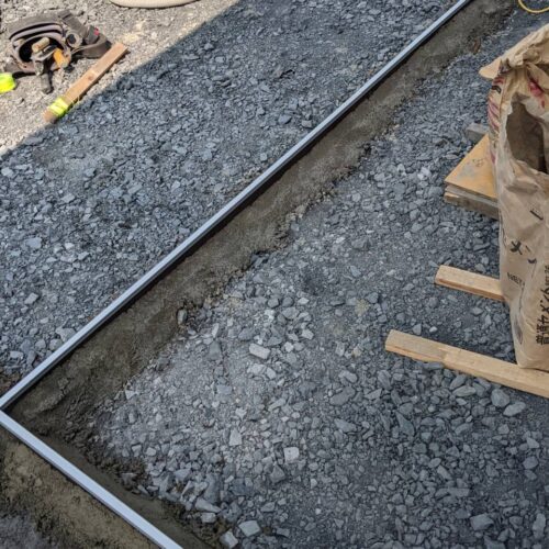 伸縮目地の施工です。 伸縮目地の施工です。