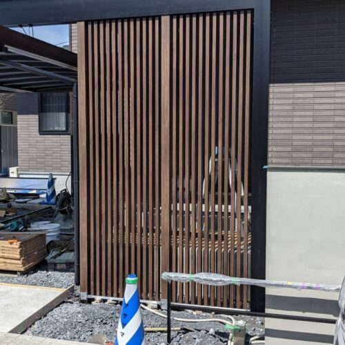 目隠し格子の取り付け作業です。 目隠し格子の取り付け作業です。