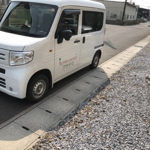 本日は工事着工前のご近隣へのご挨拶にお伺いさせて頂きました。お待たせ致しました外構の駐車場乗り入れ見切りの縁石工事を来週より工事着工となります。