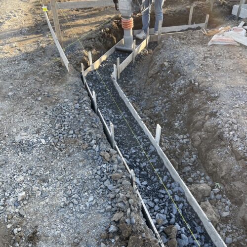 ブロック積み下地コンクリートの砕石敷きです。この後配筋しコンクリートを打設します。