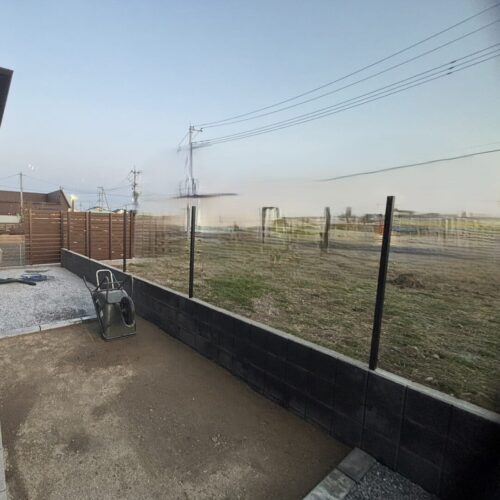 フェンスの柱立てです。