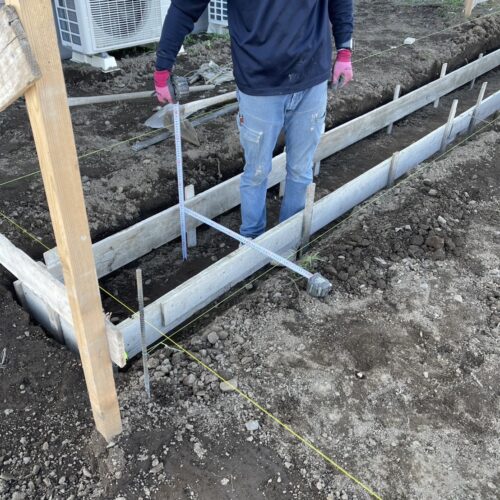 ガレージ基礎の型枠組みです。