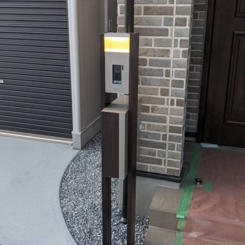 表札の取り付けです。