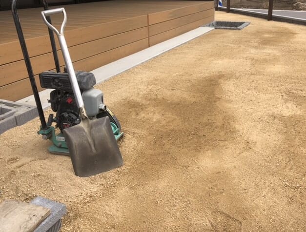 人工芝下地山砂敷きです。この後防草シートと人工芝を敷きます。