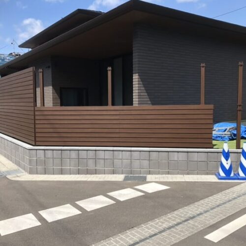 目隠しフェンスの取り付けとなります。