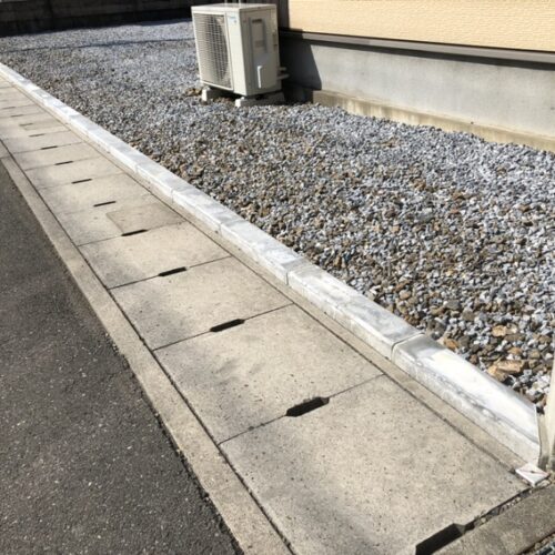 コンクリート縁石の敷設作業の養生も終わりまして工事完了となります。