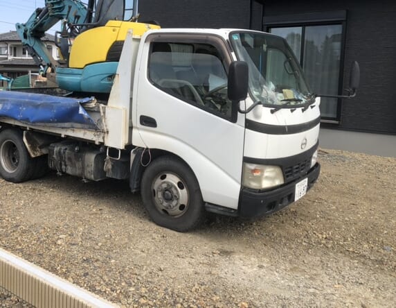 重機を回送しまして掘削作業より工事開始です。