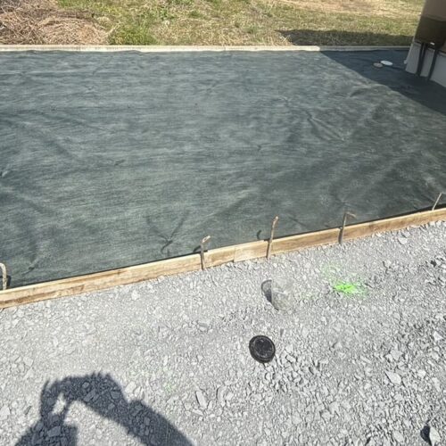 防草シート敷きです。