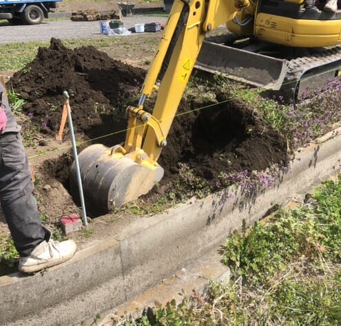 南側の境界ブロック部分の掘削作業開始です。