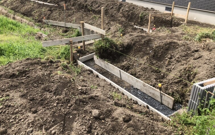 境界ブロック部分のベースコン型枠組み作業となります。