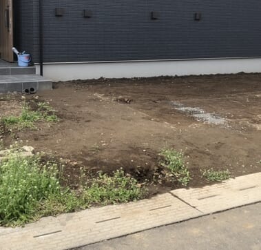 本日は工事着工前のご近隣へのご挨拶にお伺いさせて頂きました。お待たせ致しました外構工事着工となります。