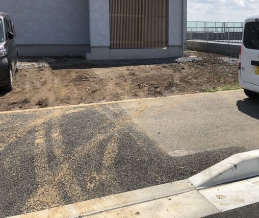 本日は工事着工前のご近隣へのご挨拶にお伺いさせて頂きました。お待たせ致しました外構工事着工となります。