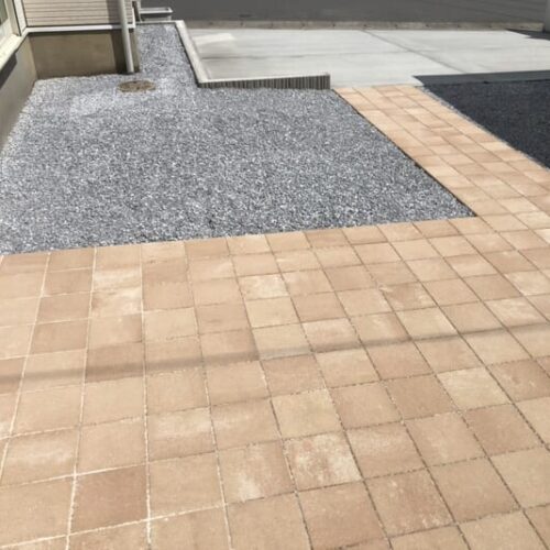 駐車場の土間コンクリートの養生も終わりまして工事完了となります。