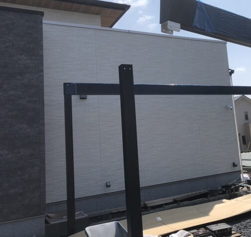 カーポートの梁の組み立て設置となります。