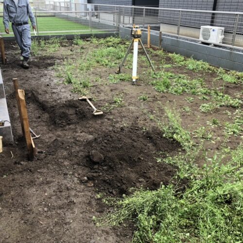 本日より工事着工となります。お庭側の掘削作業より工事開始です。