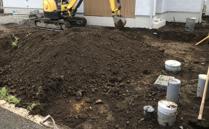 駐車場部分の掘削作業となります。