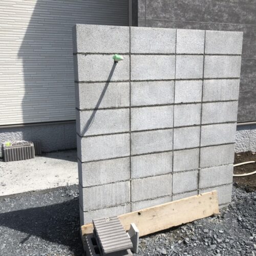 門袖部分のブロック積み作業となります。
