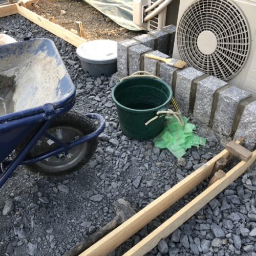花壇のグラニート小端建ての目地入れ作業となります。