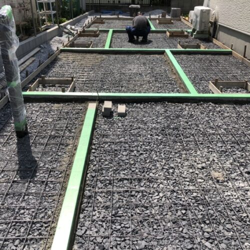 駐車場の土間コンクリート打設前のメッシュ筋の敷き込み作業となります。