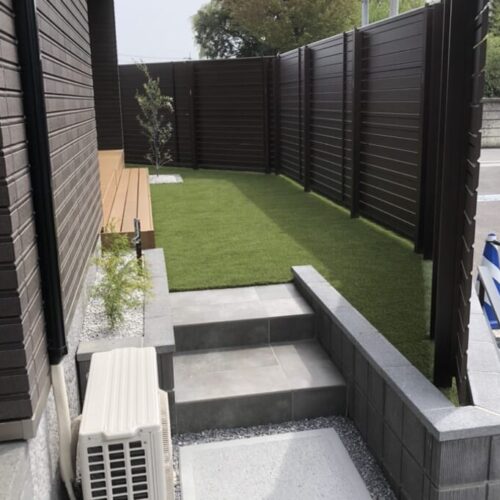 お庭側の目隠しフェンスの設置完了です。