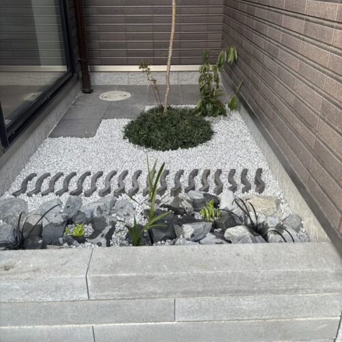 中庭の植栽作業となります。 中庭の植栽作業となります。