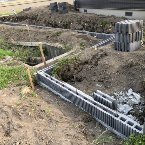 境界側のブロック積み作業となります。