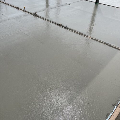 土間コンクリート打設です。 土間コンクリート打設です。