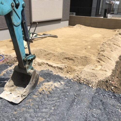 お庭部分への山砂搬入作業となります。