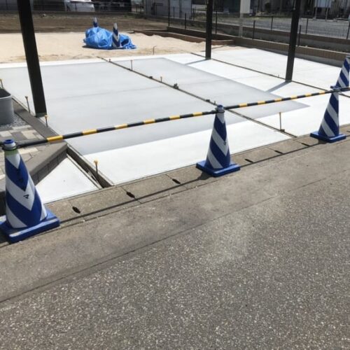 駐車場の土間コンクリートの養生となります。