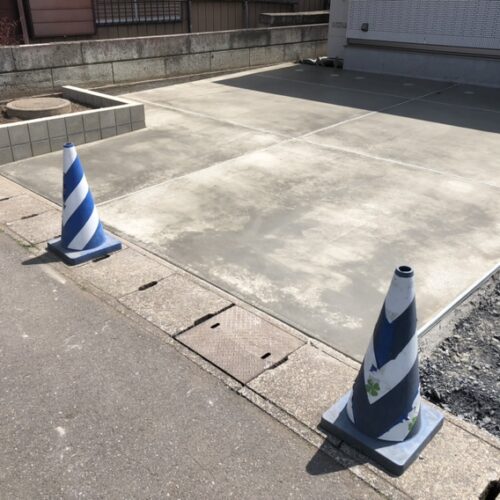 駐車場の土間コンクリートの養生となります。