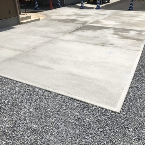 駐車場の土間コンクリートの養生となります。