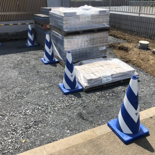 土止め部分のブロック及び砕石アプローチの平板の材料搬入となります。